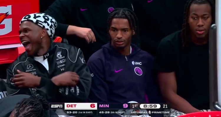 开云体育APP-哈哈哈怪好玩!爱德华兹替补席拍腿大笑 道苏姆&菲利普斯两脸无感